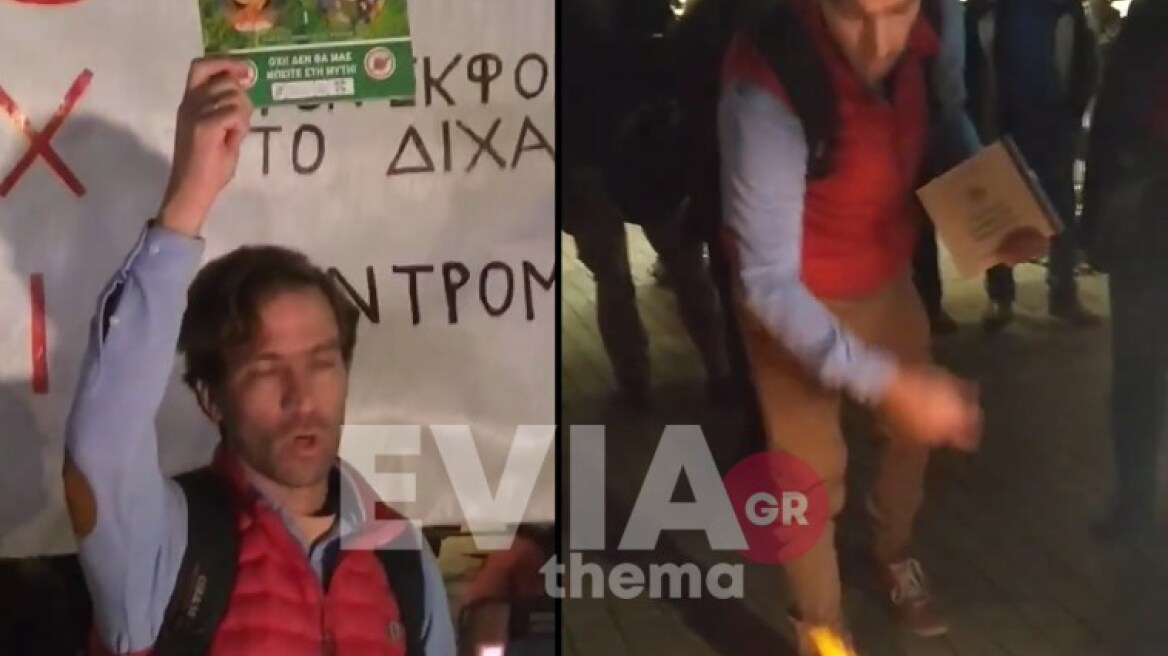 Εικόνες ντροπής στη Χαλκίδα, αρνητές-γονείς έκαψαν βιβλίο του Τριβιζά για την πανδημία πίσω από τα δικαστήρια - Δείτε βίντεο