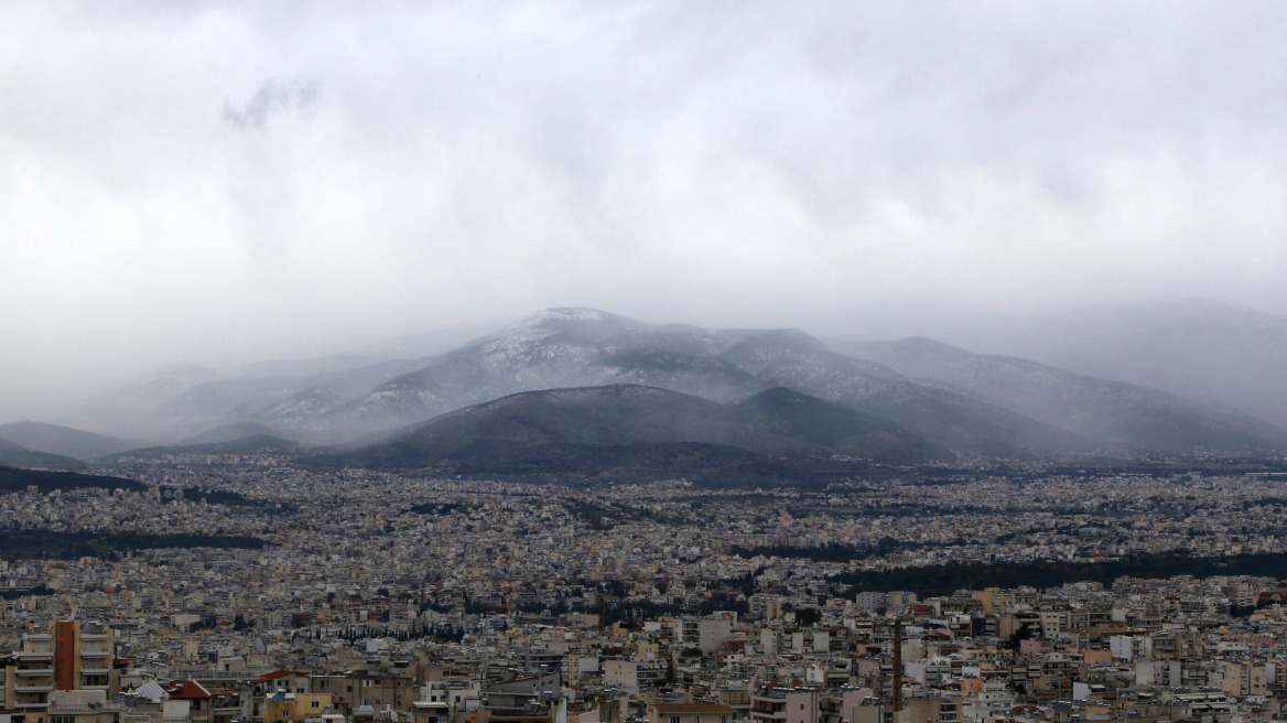 «Έπεσαν» τα πρώτα χιόνια στην Εύβοια – Χιονοπτώσεις αναμένονται σήμερα και στην Αττική