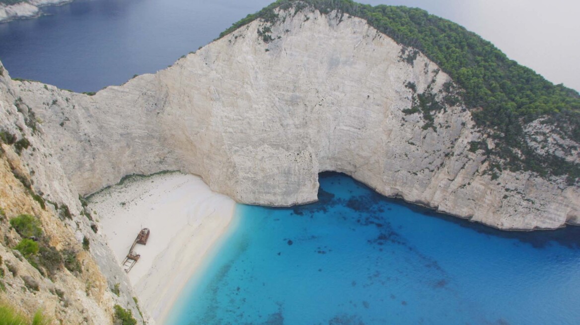 Η κακοκαιρία κατέστρεψε μέρος του πλοίου του Ναυαγίου της Ζακύνθου - Δείτε φωτογραφίες