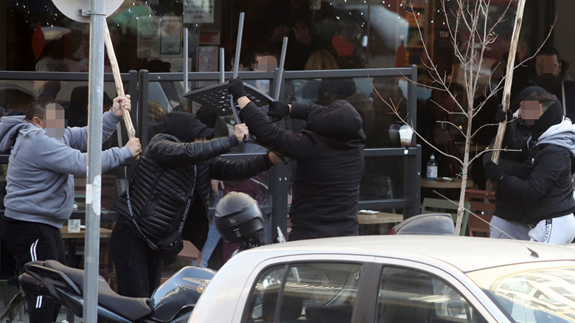 Θεσσαλονίκη: Άγριο ξύλο μεταξύ τσιγγάνων έξω από το δικαστικό μέγαρο