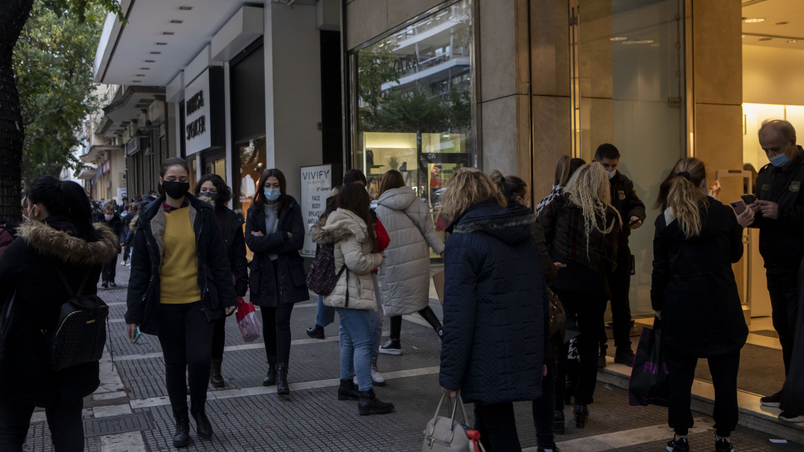 Έξι στους 10 δηλώνουν ότι θα δαπανήσουν λιγότερα για αγορές σε σχέση με τα Χριστούγεννα του 2020