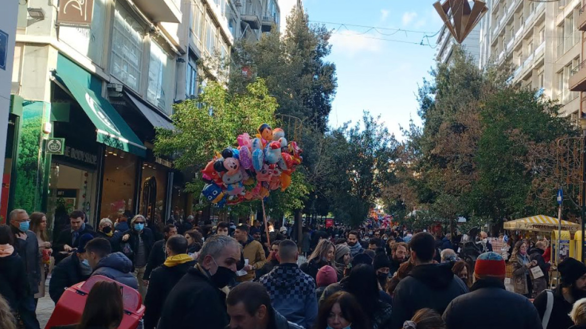 Αυξημένη η κίνηση στην Ερμού, ουρές έξω από τα εμπορικά για χριστουγεννιάτικα δώρα - Δείτε βίντεο και φωτογραφίες