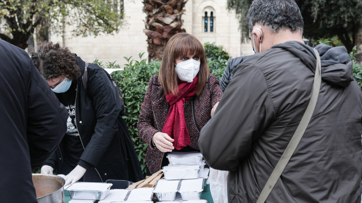 Στην κοινωνική κουζίνα «ο άλλος άνθρωπος» η Σακελλαροπούλου, μοίρασε φαγητό σε άστεγους