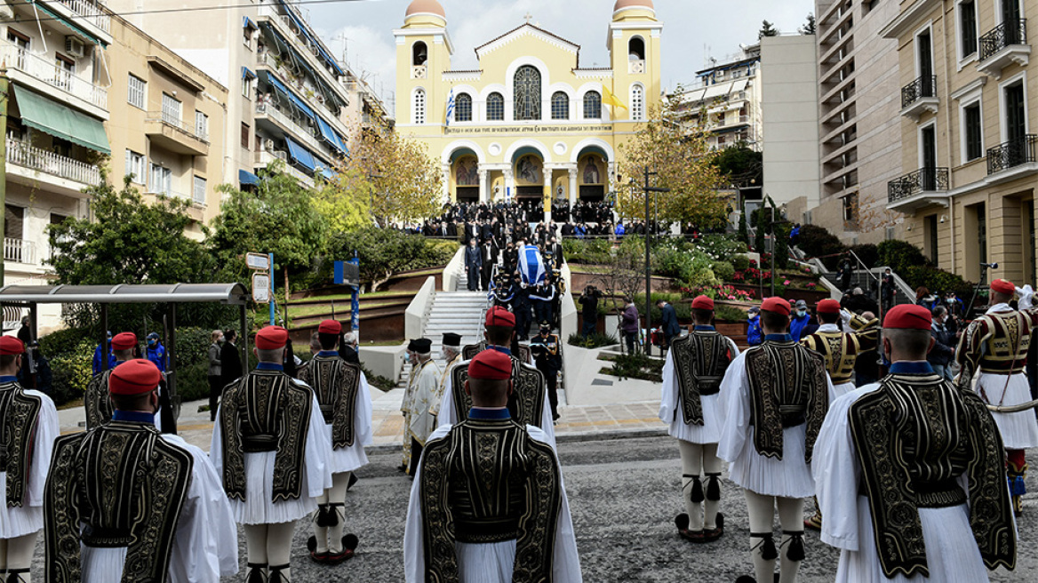 Πάνδημο αντίο στον Κάρολο Παπούλια