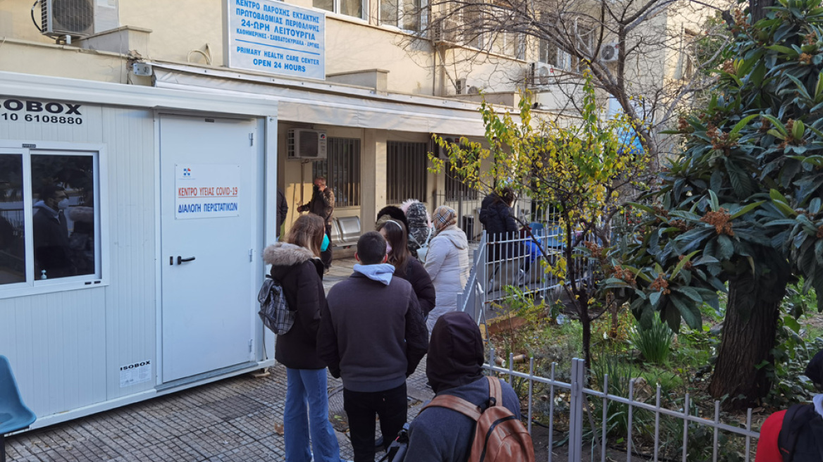 Rapid test και PCR: Ταλαιπωρία για τους πολίτες και πίεση στα διαγνωστικά κέντρα λόγω της μεγάλης ζήτησης