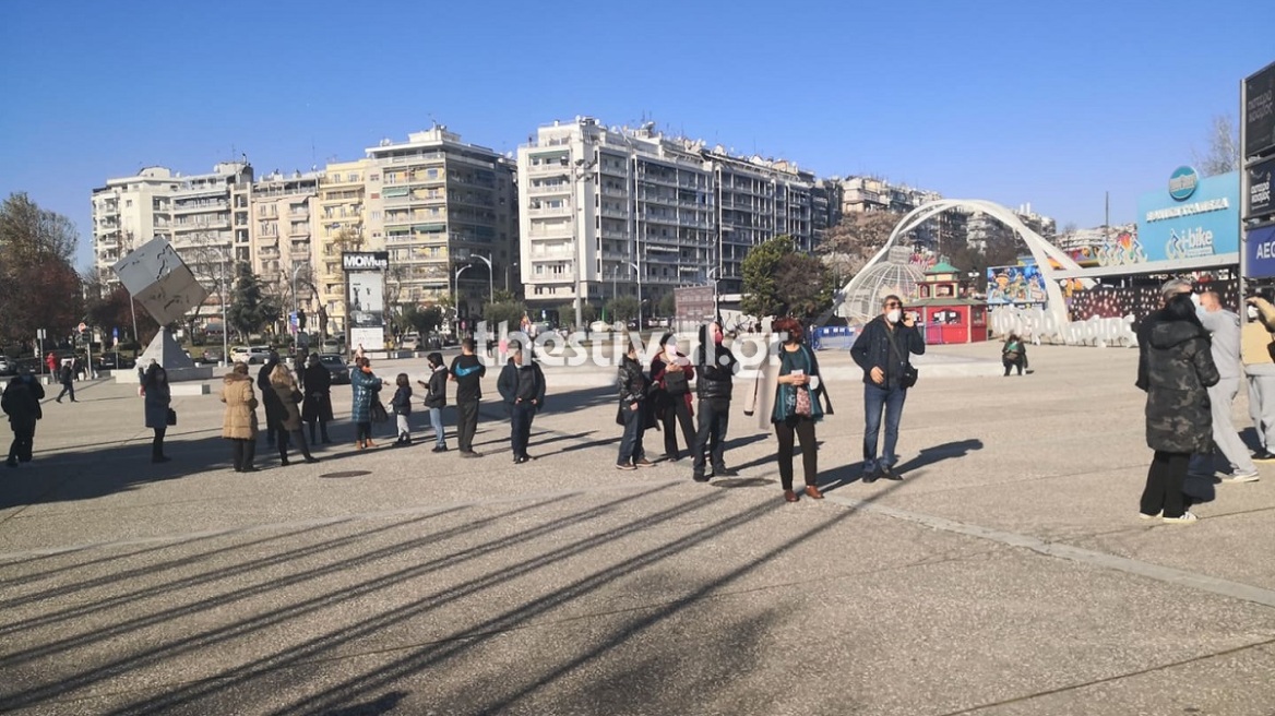 Θεσσαλονίκη: Ουρές δεκάδων μέτρων για rapid test (φωτογραφίες)