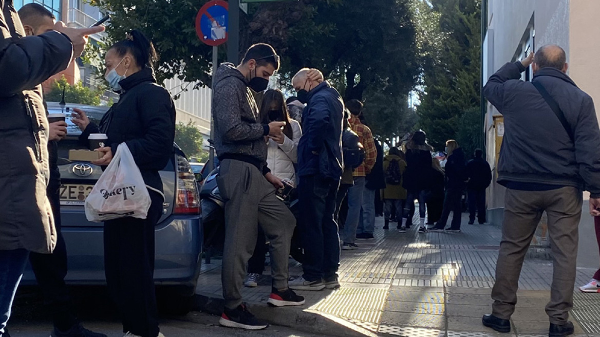 Ατελείωτες ουρές από τα ξημερώματα έξω από διαγνωστικά κέντρα για ένα rapid ή PCR τεστ