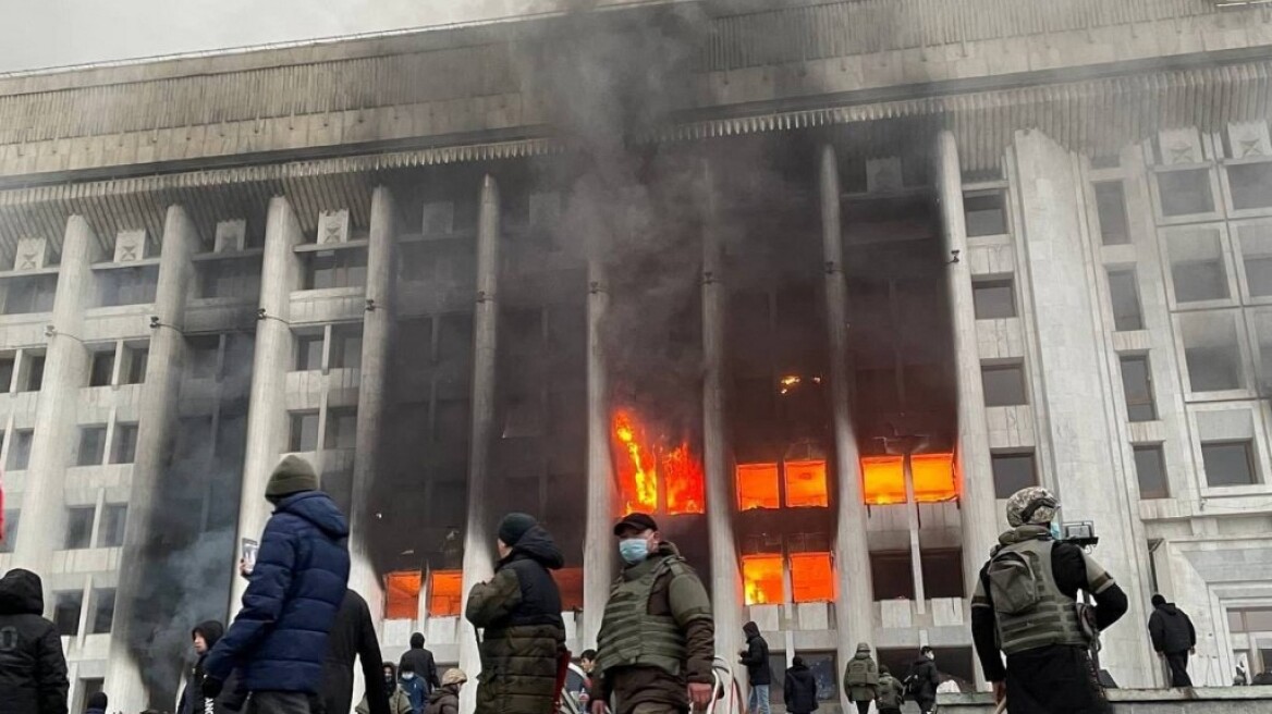 Καζακστάν: Χάος στους δρόμους έφερε η έκρηξη τιμών στο αέριο - Κτίρια στις φλόγες, παραιτήθηκε η κυβέρνηση