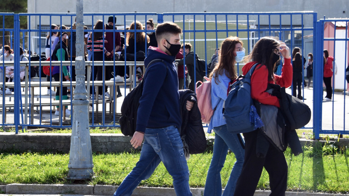 Με σελφ τεστ η επιστροφή των μαθητών αύριο Δευτέρα στα σχολεία αλλά και με στάση εργασίας από την ΟΛΜΕ  