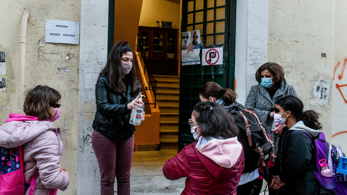 Αναλυτικές οδηγίες από τον ΕΟΔΥ: Τι πρέπει να κάνουν οι μαθητές αν έρθουν σε επαφή με κρούσμα