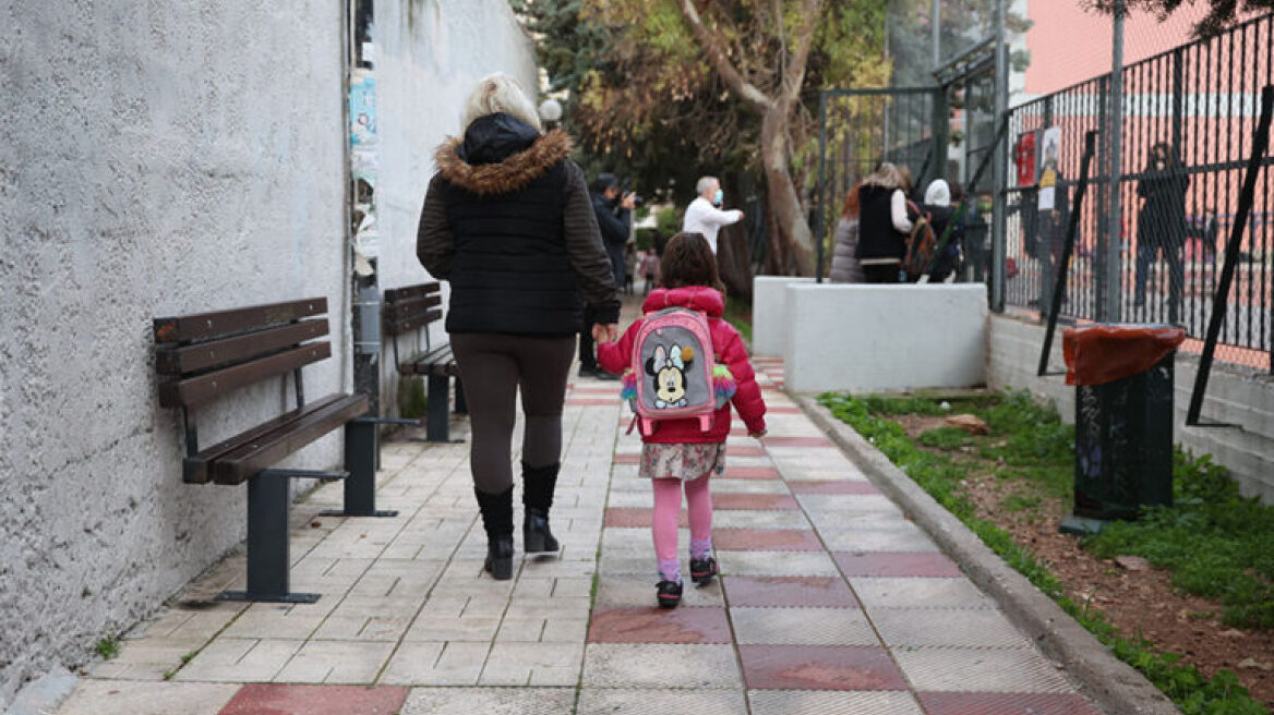 Σχολεία: Ξεκινά από σήμερα η διάθεση self-test για μαθητές και εμβολιασμένους εκπαιδευτικούς