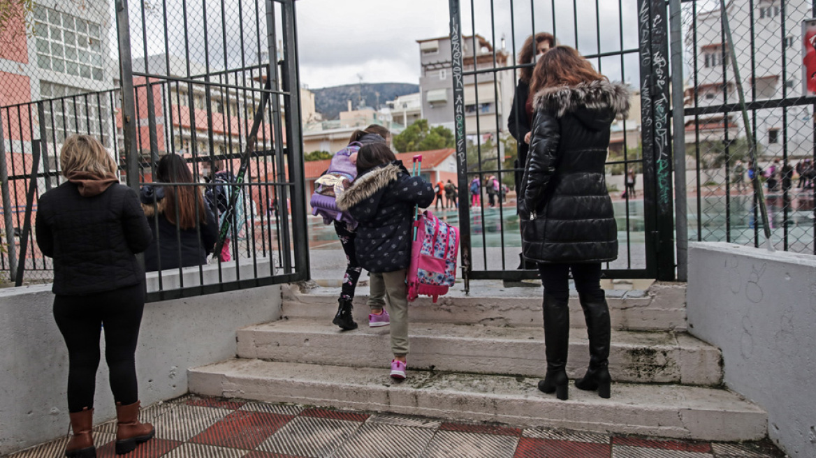 Τα σχολεία ανοίγουν κανονικά τη Δευτέρα, λέει η Κεραμέως