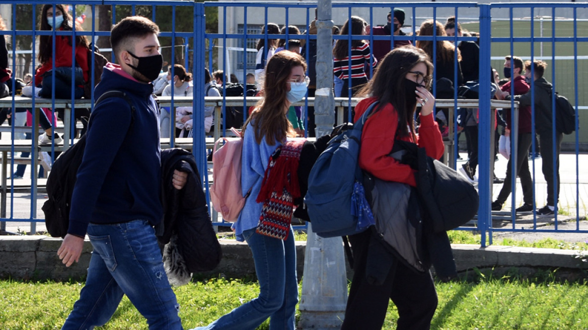 Κορωνοϊός - «Πονοκέφαλος» για γονείς και ειδικούς: Ένα στα πέντε κρούσματα είναι ηλικίας κάτω των 17 ετών