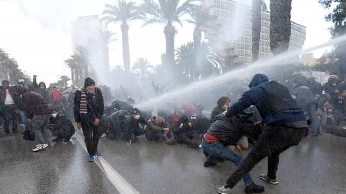 Οι δυνάμεις ασφαλείας διέλυσαν μεγάλη διαδήλωση κατά του προέδρου Σάγιεντ στην Τύνιδα - Δείτε βίντεο