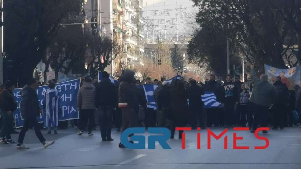 Θεσσαλονίκη: Πορεία αντιεμβολιαστών - Φωνάζουν σε κόσμο που βγήκε για ψώνια 