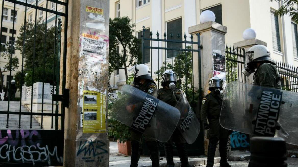 Οικονόμου για πανεπιστημιακή αστυνομία: Ξεκινά σήμερα η εκπαίδευση των 400 ειδικών φρουρών