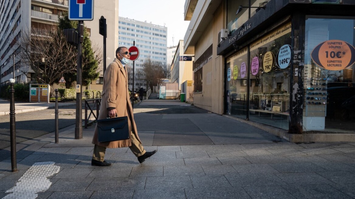 Γαλλία: Αίρεται η υποχρεωτικότητα της χρήσης μάσκας σε εξωτερικούς χώρους, ανοίγουν τα κέντρα διασκέδασης