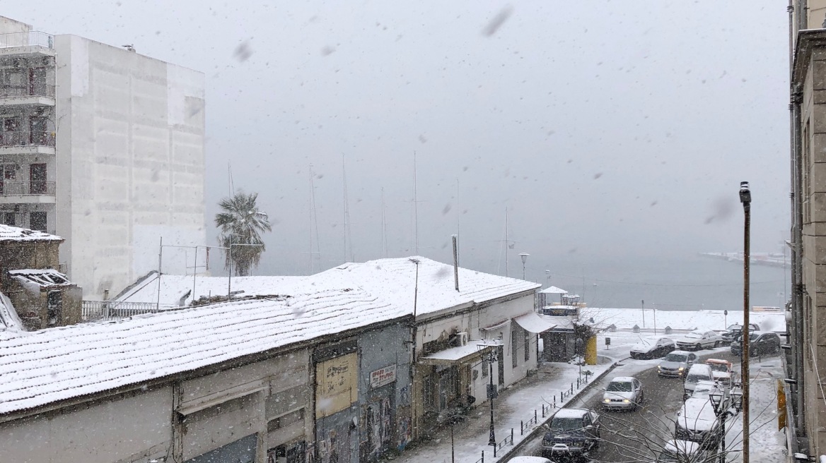 Κακοκαιρία Ελπίς-Χιόνια: Με δυσκολία η μετακίνηση στη Θεσσαλία, πού απαιτούνται αλυσίδες