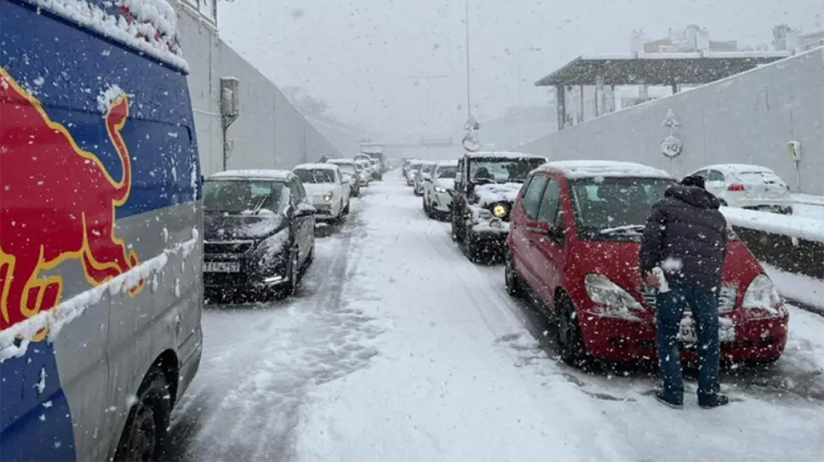 Χάος στην Αττική Οδό με ουρές χιλιομέτρων - Η Πυροσβεστική ζήτησε από την Τροχαία να μειώσει τη ροή των αυτοκινήτων