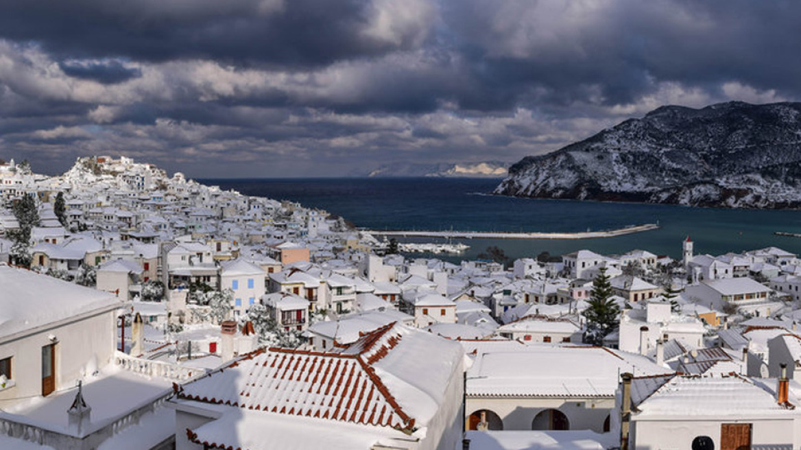 Κακοκαιρία «Ελπίς»:  Πρωτόγνωρες εικόνες - Στα «λευκά» ντύθηκαν τα νησιά του Αιγαίου