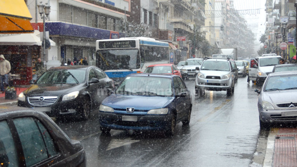 Κακοκαιρία: Σφοδρή χιονόπτωση σε Σποράδες και Πήλιο - Στα λευκά και ο Βόλος