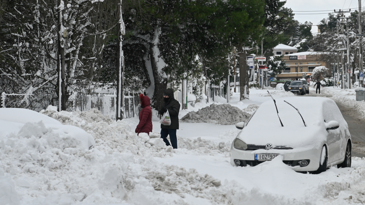 Κακοκαιρία: Απεγκλωβίστηκε ένας πατέρας με τη κόρη του και ένας στρατιωτικός ιατρός από την Περιφερειακή Υμηττού