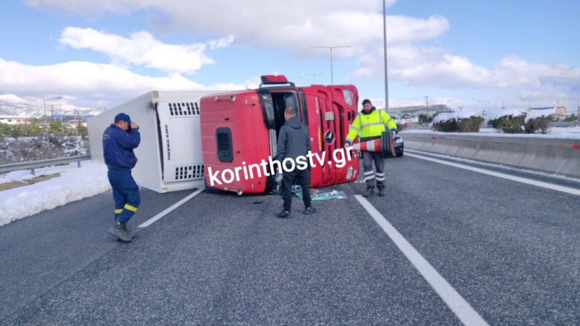 Κακοκαιρία «Ελπίς»: Νταλίκα ανετράπη στην Αθηνών-Κορίνθου