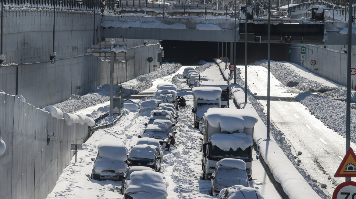 Χιόνια: Τι ισχύει για τις αποζημιώσεις λόγω της κακοκαιρίας