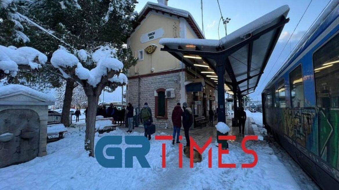 Οινόη: Στην Αθήνα με λεωφορεία οι εγκλωβισμένοι επιβάτες τρένου μετά από 18 ώρες 