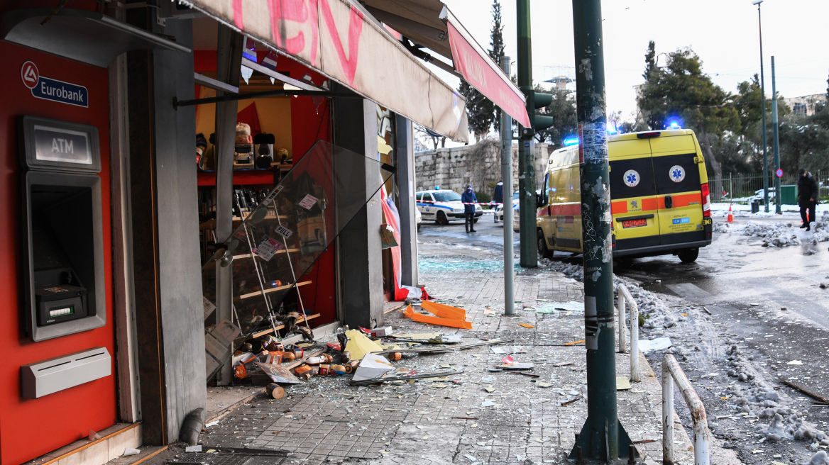 Ισχυρή έκρηξη στη Συγγρού: Στη Μονάδα Εγκαυμάτων του «Γεννηματάς» μεταφέρεται ο 78χρονος τραυματίας 