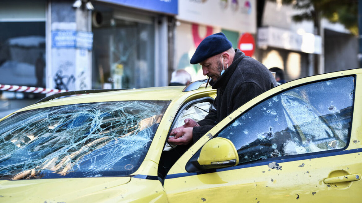 Έκρηξη στη Συγγρού: Εκτεταμένες ζημιές σε διερχόμενο ταξί – Δείτε φωτογραφίες