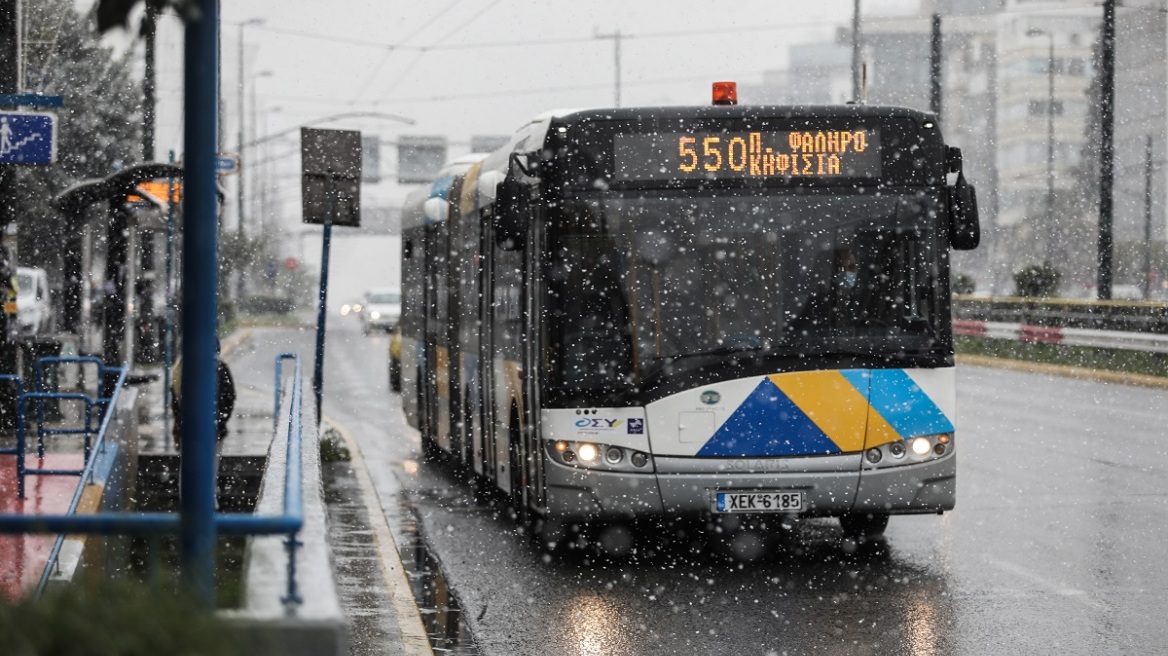 Χιόνια στην Αθήνα: Λειτουργούν κανονικά 155 γραμμές λεωφορείων και τρόλεϊ - Πού εντοπίζονται προβλήματα