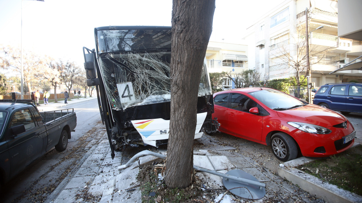 Λεωφορείο του ΟΑΣΘ συγκρούστηκε με ταξί και καβάλησε πεζοδρόμιο στην Καλαμαριά