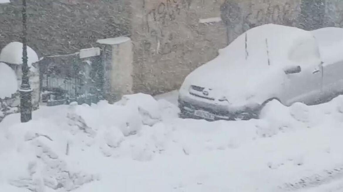 Συνεχίζεται η κακοκαιρία στη Κρήτη: Έντονες χιονοπτώσεις και προσπάθειες να μείνουν ανοιχτοί οι δρόμοι