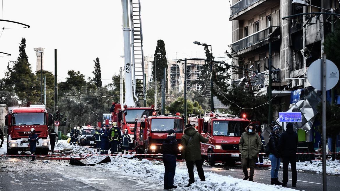 Ισχυρή έκρηξη στη Συγγρού: «Φαίνεται να έκανε κάποια εγκατάσταση φυσικού αερίου και έσκασε», λέει γείτονας του 78χρονου  