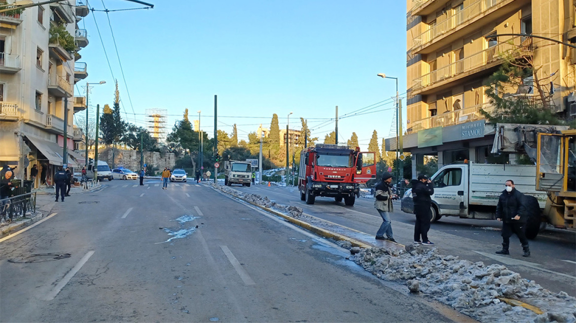 Λεωφόρος Συγγρού: Παραμένει κλειστή - Ελέγχουν τζαμαρίες και το δίκτυο φυσικού αερίου μετά την έκρηξη