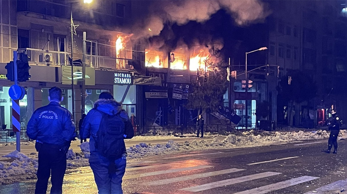 Σκηνικό «πολέμου» λίγο μετά την έκρηξη στη Συγγρού - Δείτε βίντεο