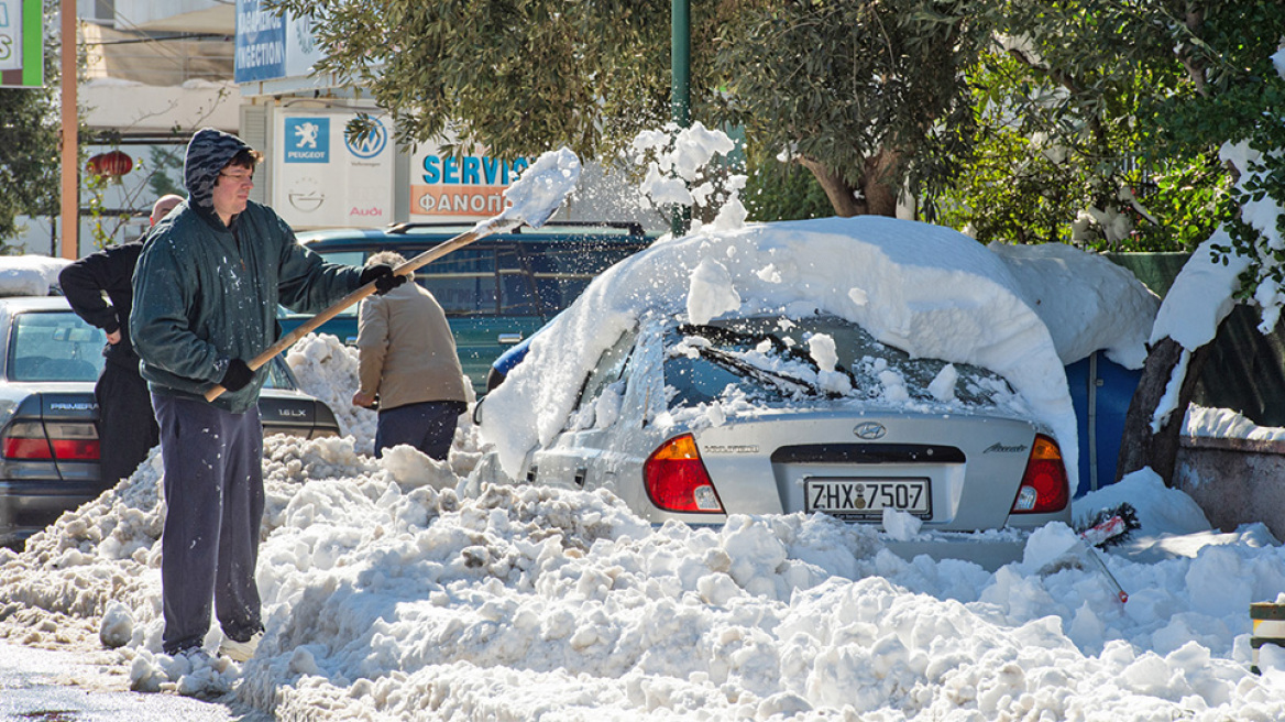 Πάγος μετά τα χιόνια: Eπιστροφή στις δουλειές με δρόμους «παγοδρόμια» σε πολλές περιοχές της Αττικής