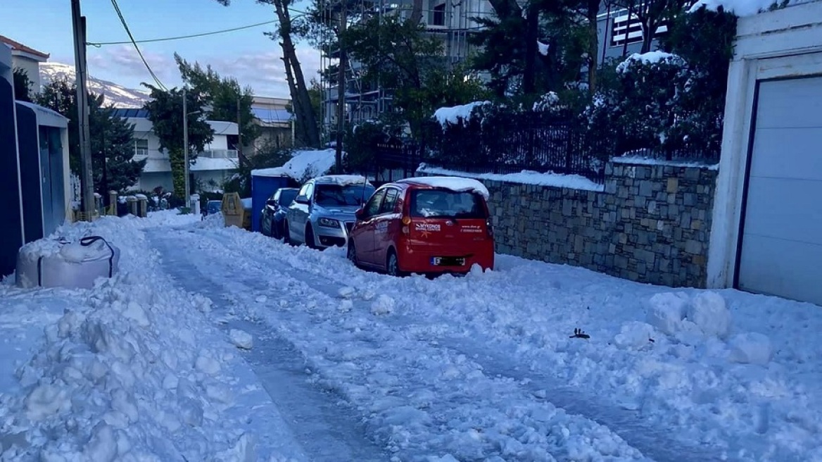 Κακοκαιρία Ελπίς-Χιόνια: Απροσπέλαστοι οι δρόμοι και τα πεζοδρόμια στην Κηφισιά