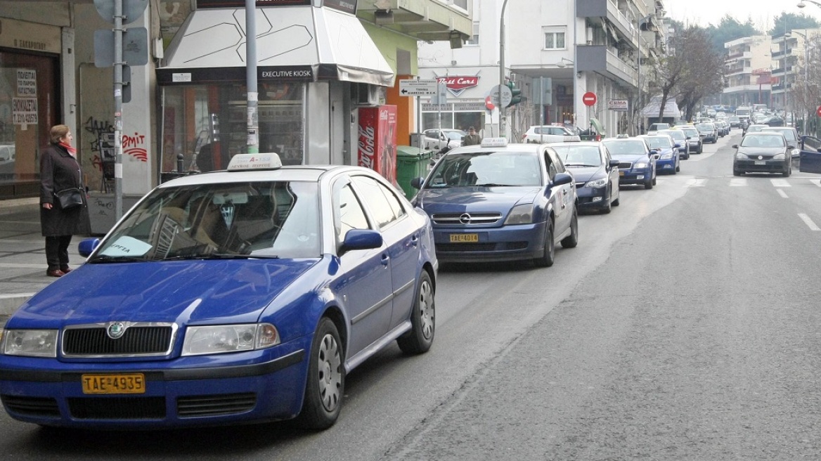 Θεσσαλονίκη: Ζευγάρι λήστεψε ταξιτζή - Τον απείλησαν με μαχαίρι, τον χτύπησαν και του πήραν €500