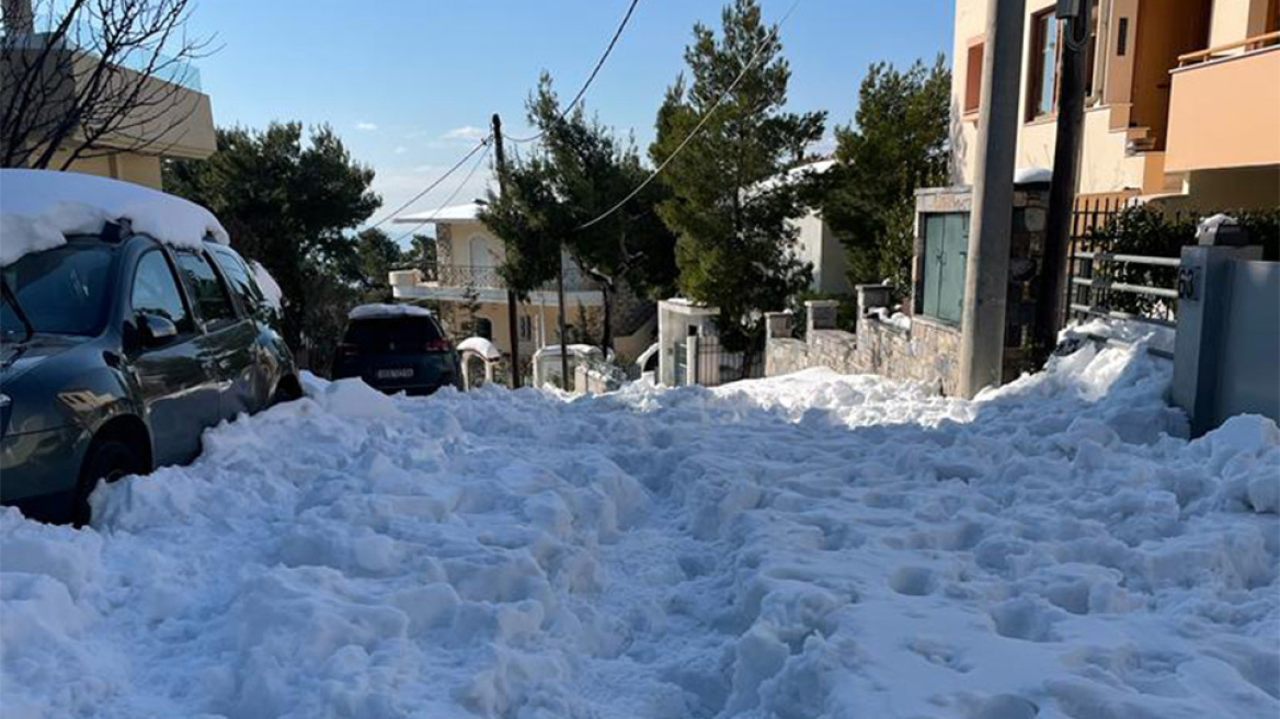 Κακοκαιρία «Ελπίς»-Χιόνια: Στην Πεντέλη οι δημότες πληρώνουν από την τσέπη τους τις μπουλντόζες