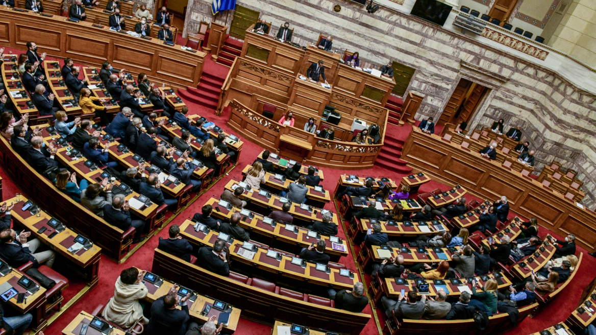 Πρόταση δυσπιστίας: Ολοκληρώθηκε το πρώτο μέρος της τριήμερης «μάχης» στη Βουλή 