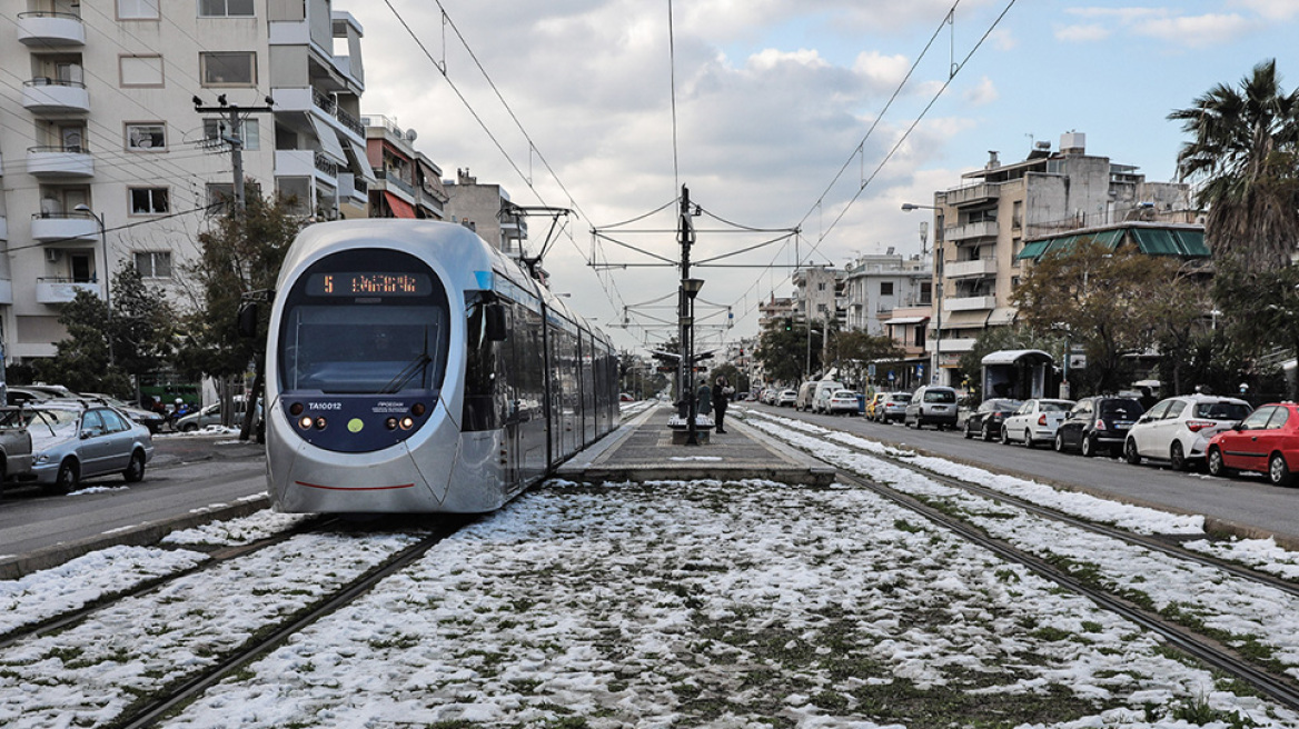 Χιόνια στην Αθήνα: Μετ' εμποδίων λειτουργούν και σήμερα σχολεία, δημόσιο, επιχειρήσεις και μέσα μεταφοράς