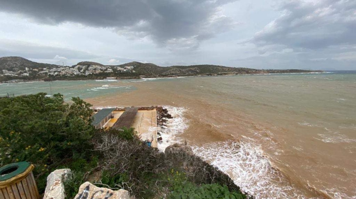 Βουλιαγμένη: Γέμισε λάσπη ο όρμος, αναποτελεσματικά τα υδατοφράγματα που τοποθετούνται