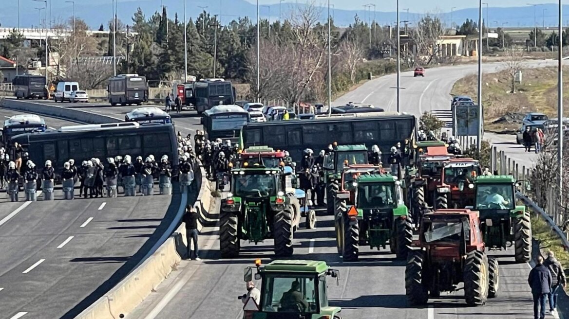 Λάρισα: «Μπλόκο» των ΜΑΤ στους αγρότες με τα τρακτέρ στη Νίκαια