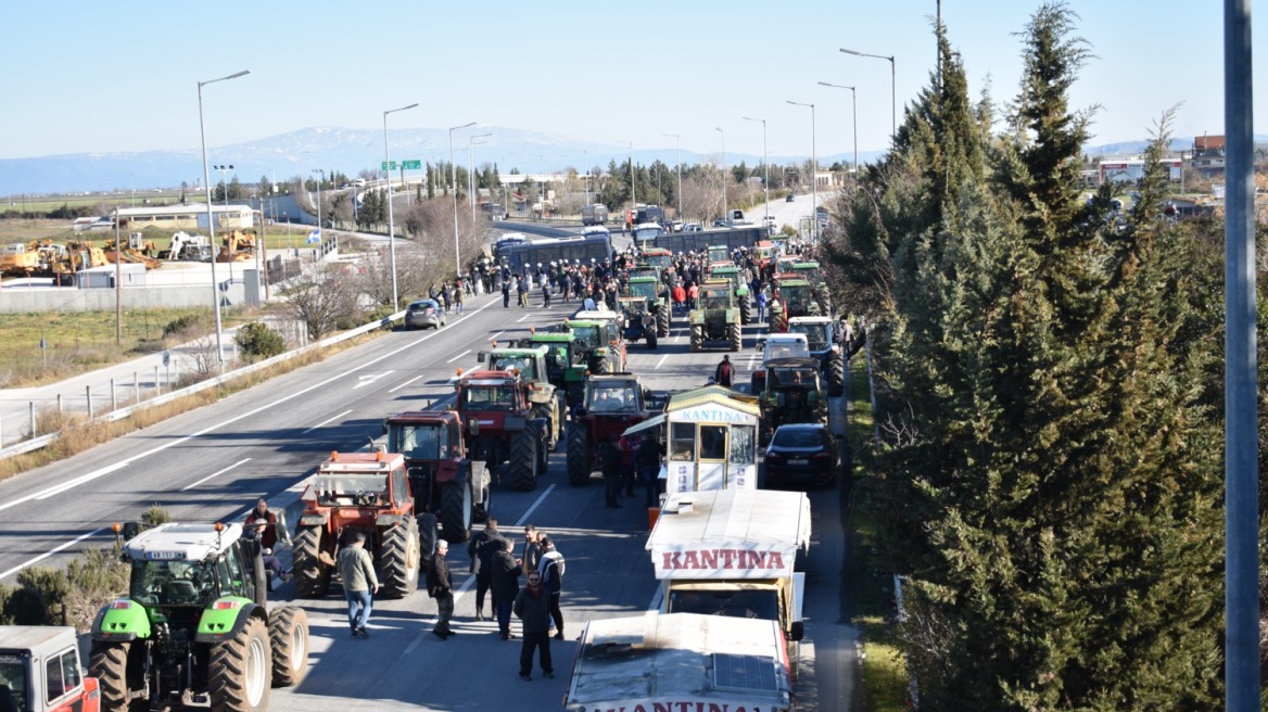 Λάρισα: Θα στήσουμε μπλόκο που θα βάλει φωτιά σε όλη την Ελλάδα, λένε οι αγρότες στη Νίκαια - Συγκεντρώθηκαν περί τα 300 τρακτέρ 