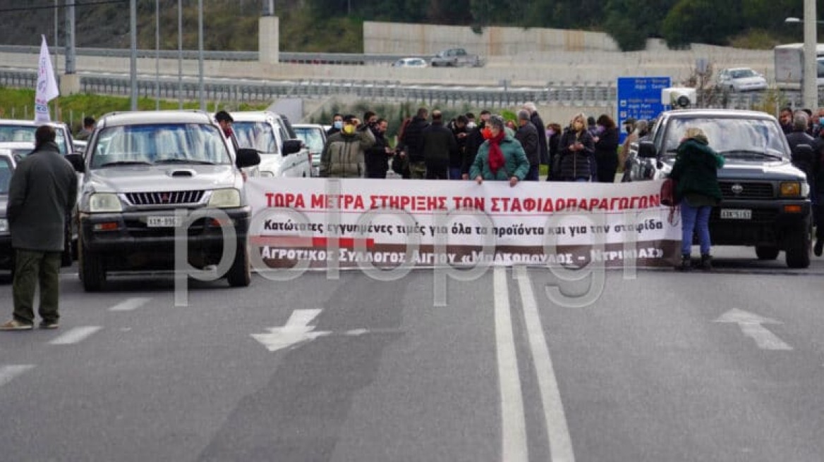 Αγρότες: Απέκλεισαν την παλαιά εθνική οδό Πατρών - Αθηνών στο Αίγιο