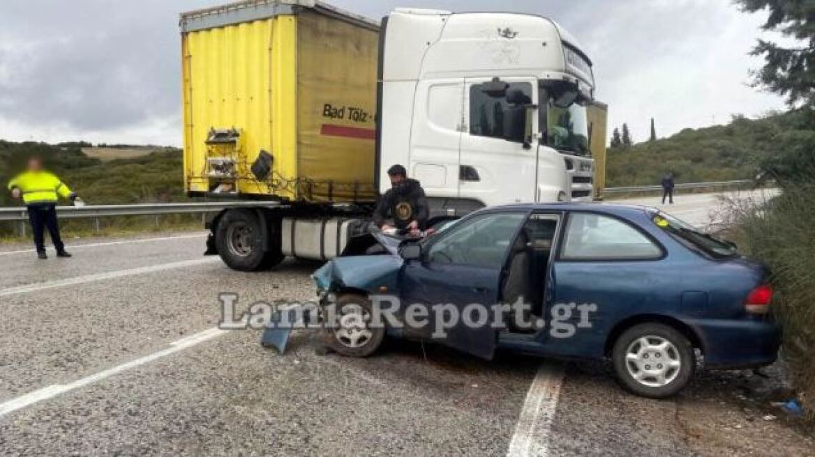 Δομοκός: Τρεις τραυματίες από σφοδρή σύγκρουση νταλίκας με ΙΧ