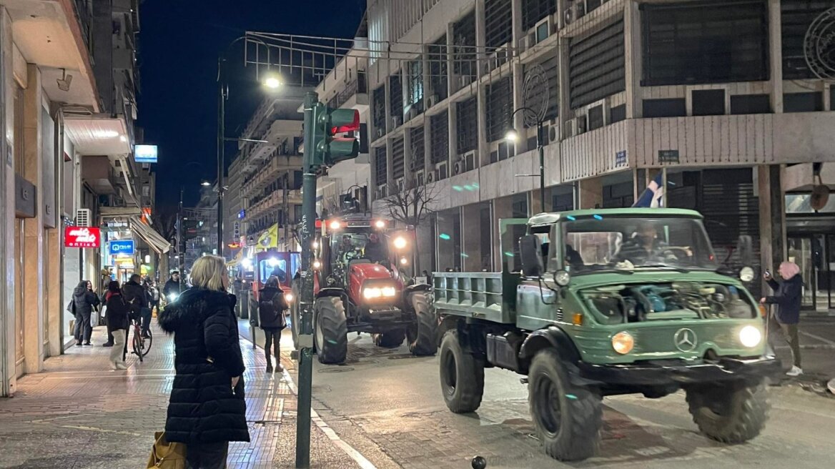 Αγρότες: Στο κέντρο της Λάρισας έφτασαν τα τρακτέρ