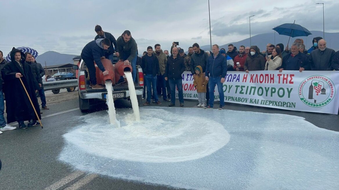 Παραγωγοί έκλεισαν με... γάλα και άχυρα την Εθνική Οδό Λάρισας-Κοζάνης - Δείτε βίντεο και φωτογραφίες